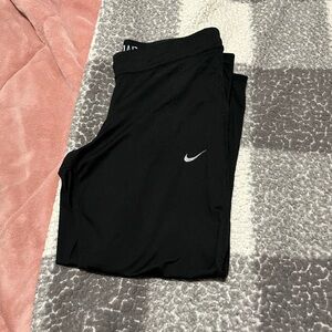Nike Black cropped leggings